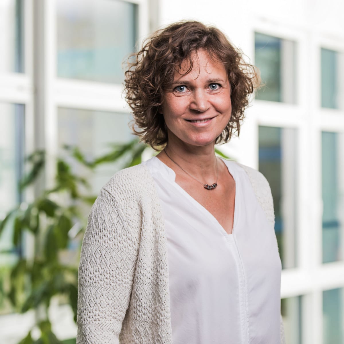 Dr. med. Caren Kaisers im Halbporträt vor einem lichtdurchfluteten Fenster