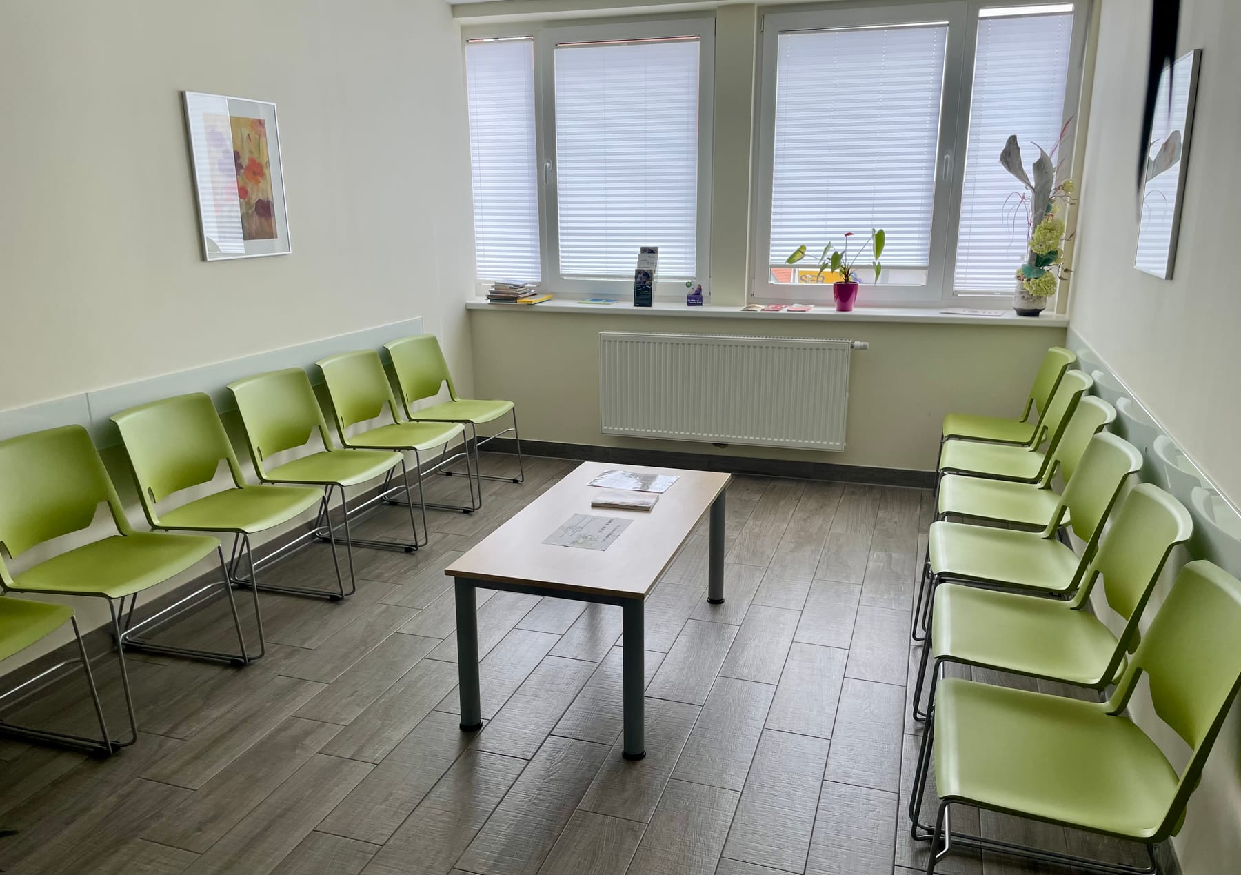 Wartezimmer der Praxis mit Sitzplätzen und Fenstern